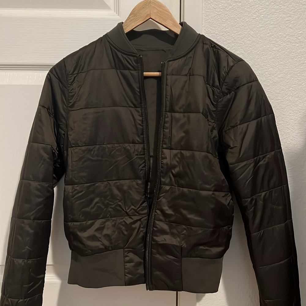 Women’s lululemon olive green quilted Bomber Jacket sz 4